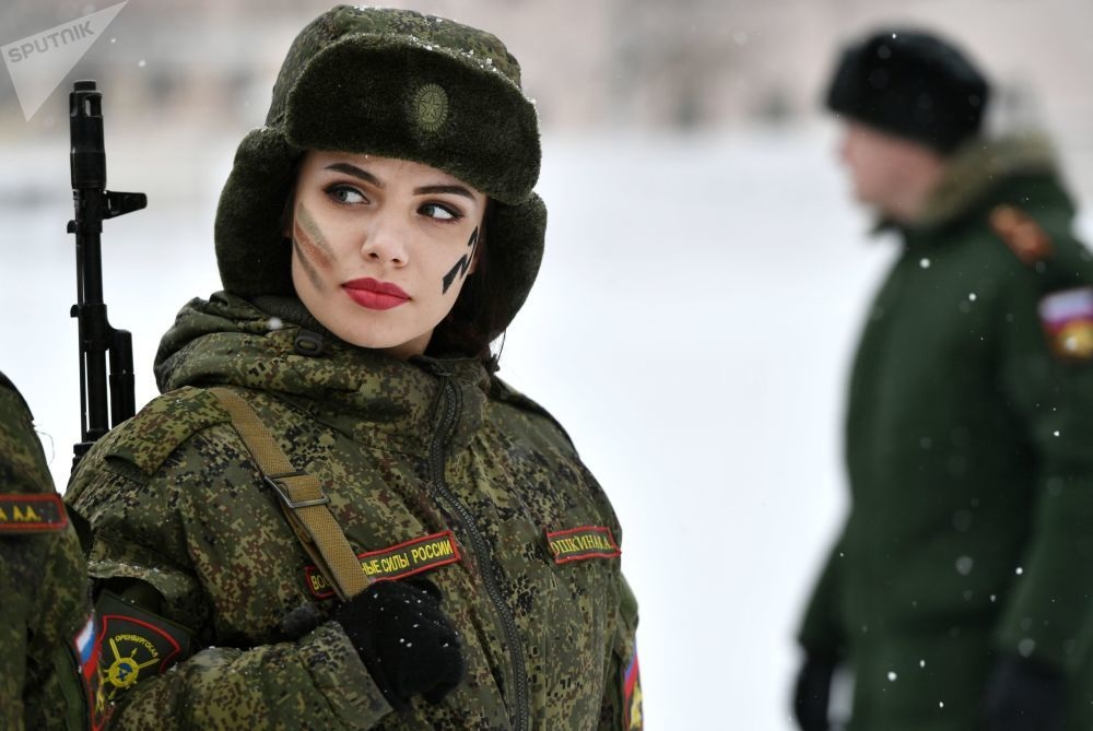 Vẻ đẹp trong màu áo lính của những “bông hồng thép” nước Nga