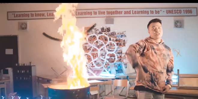 Nhóm rapper Việt đốt sách vở của học sinh trường Amsterdam bị chỉ trích dữ dội