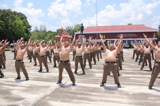 Thái Lan: Lười, ăn nhiều, cảnh sát bị gửi đi trại để "triệt mỡ thừa"