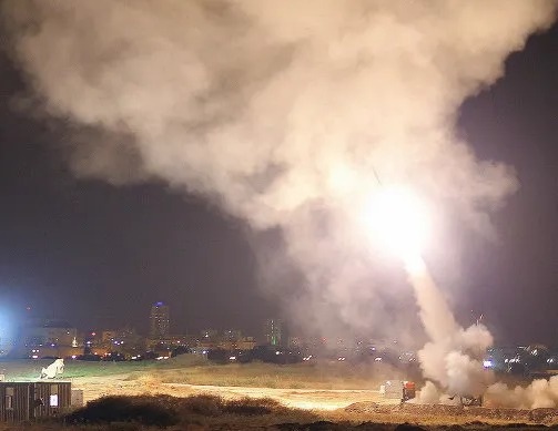Tel Aviv lần đầu bị tấn công tên lửa trong 5 năm, Israel không kích trả đũa