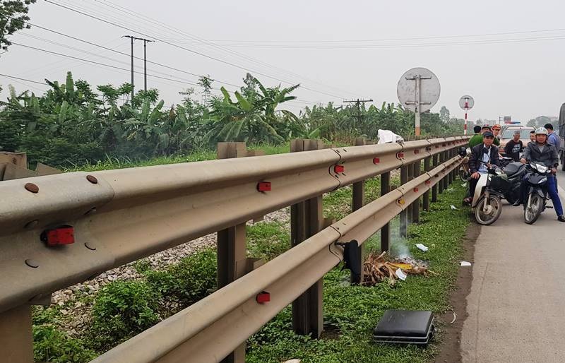 Băng qua đường ngang dân sinh, hai vợ chồng bị tàu đâm thương vong - 1 Băng qua đường ngang dân sinh, hai vợ chồng bị tàu đâm thương vong - 1