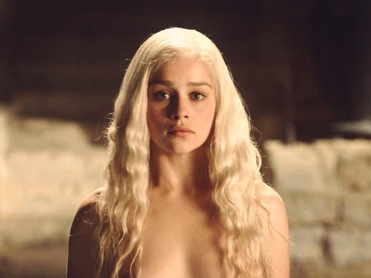 “Mẹ Rồng” Emilia Clarke bênh vực cảnh khỏa thân trong “Trò chơi vương quyền”