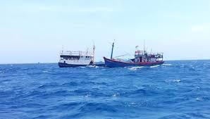 Tàu Hải cảnh Trung Quốc phun vòi rồng đuổi tàu cá Việt Nam tại Hoàng Sa