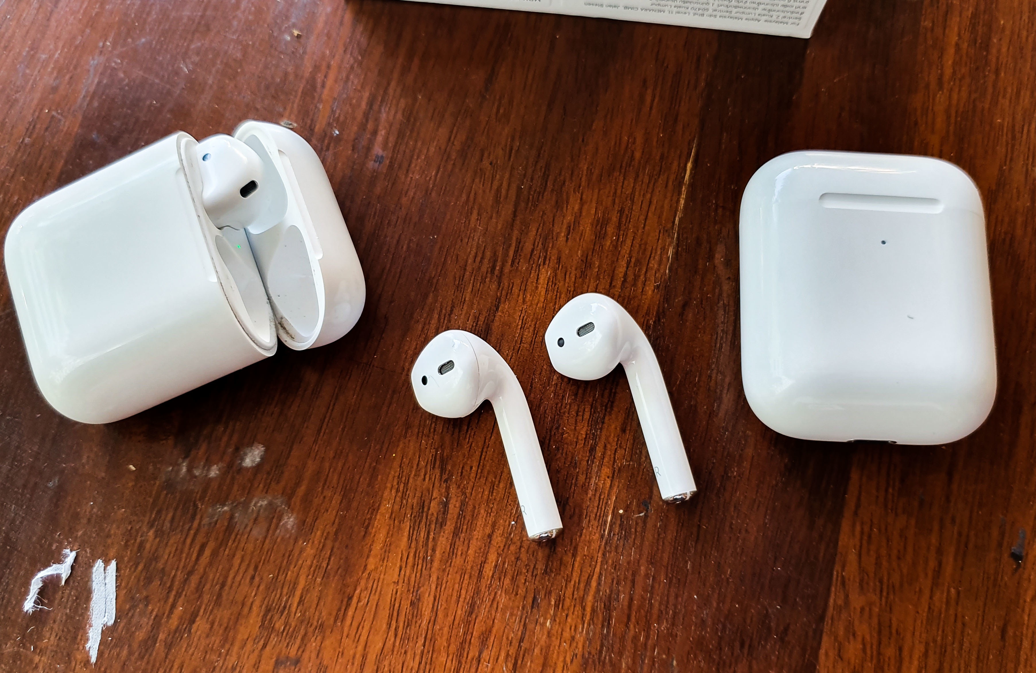 Đập hộp tai nghe AirPods thế hệ 2 giá 6,2 triệu đồng tại Việt Nam