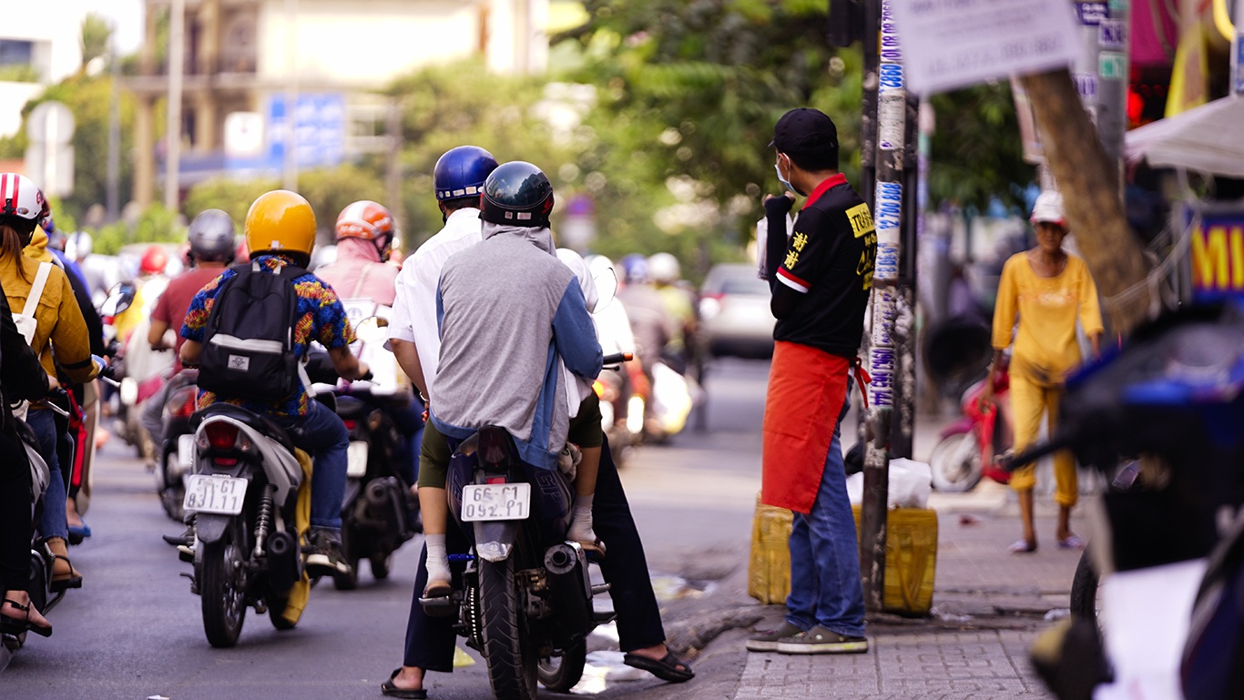 Người Sài Gòn hóa Ninja trong những ngày nắng nóng kinh hoàng - 12 Người Sài Gòn hóa Ninja trong những ngày nắng nóng kinh hoàng - 12