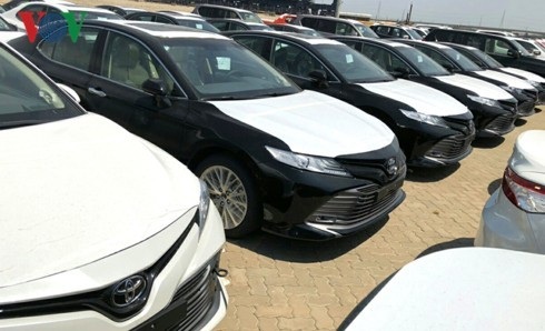 Hình ảnh hàng trăm Toyota Camry 2019 xếp hàng dài tại cảng TP.HCM - 1 Hình ảnh hàng trăm Toyota Camry 2019 xếp hàng dài tại cảng TP.HCM - 1