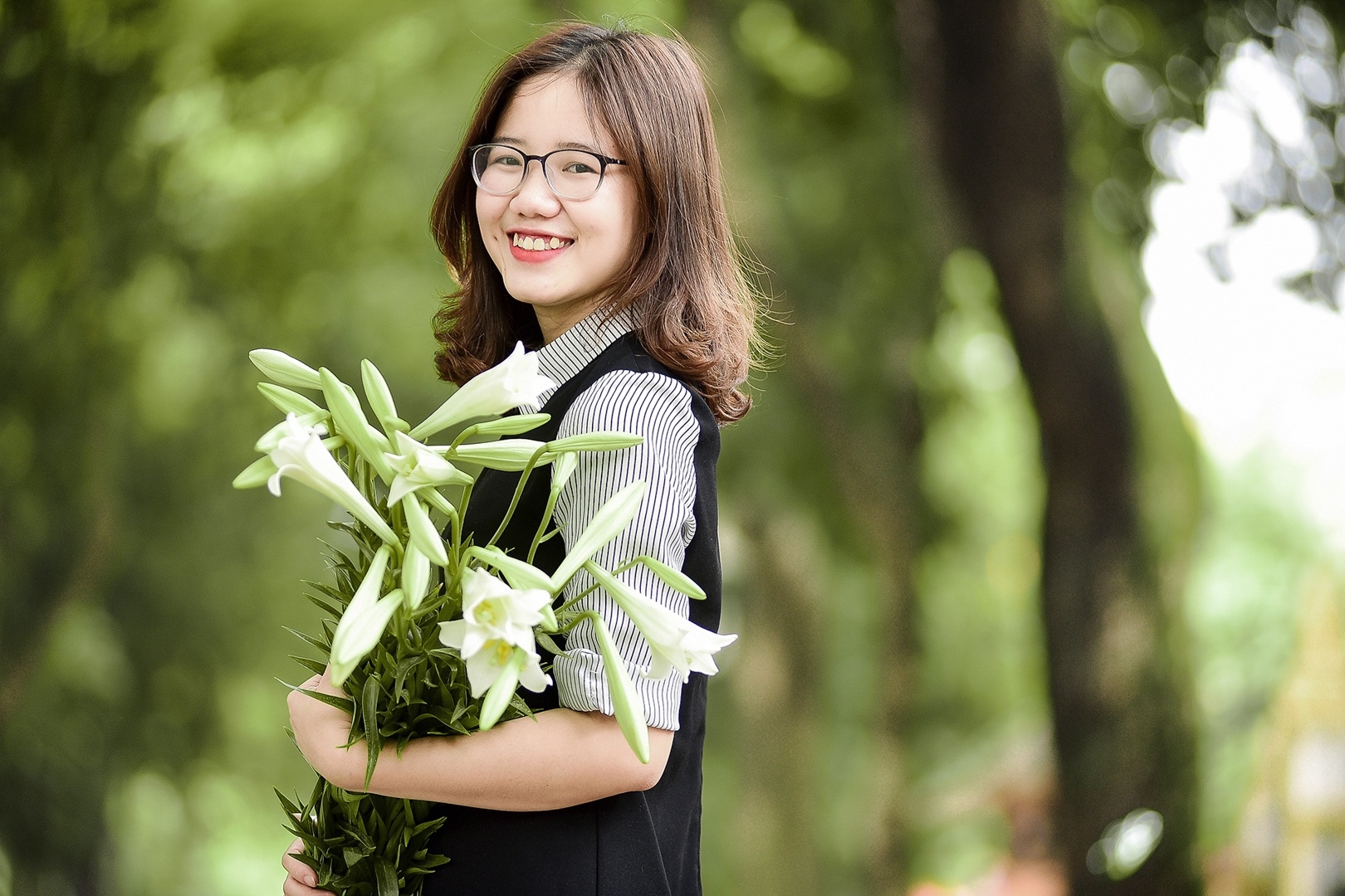 Tháng tư về, hoa loa kèn tinh khôi xuống phố Hà Nội - 16 Tháng tư về, hoa loa kèn tinh khôi xuống phố Hà Nội - 16