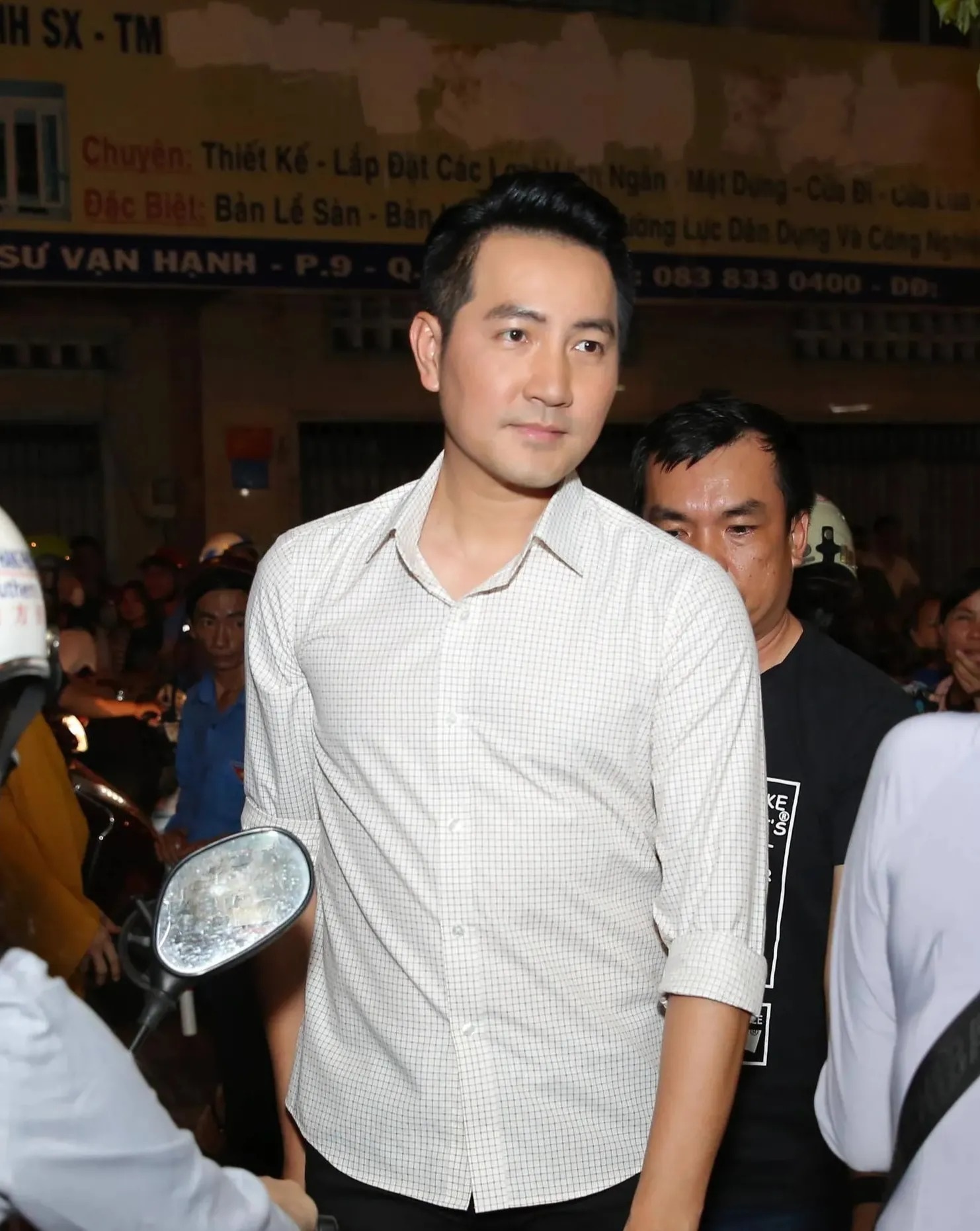 Đám đông cười đùa, nghệ sĩ lặng lẽ tại đám tang Anh Vũ - 13