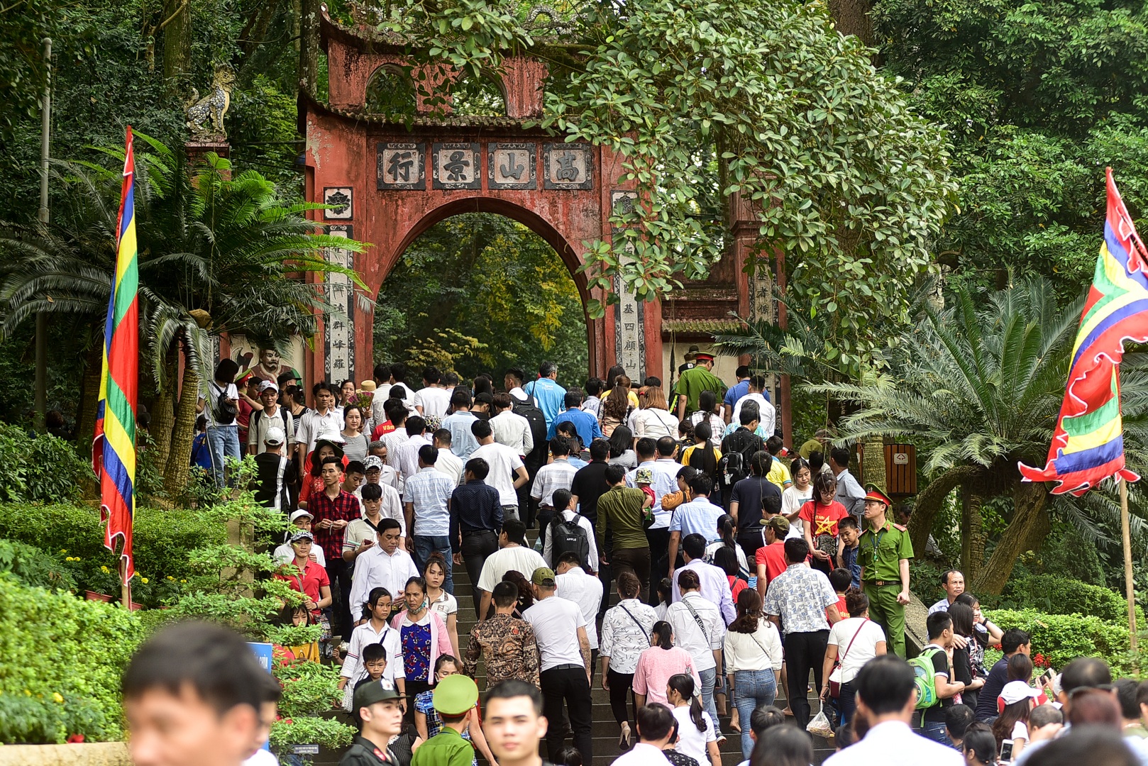Biển người hành hương về Đền Hùng trước ngày Giỗ Tổ - 12 Biển người hành hương về Đền Hùng trước ngày Giỗ Tổ - 12