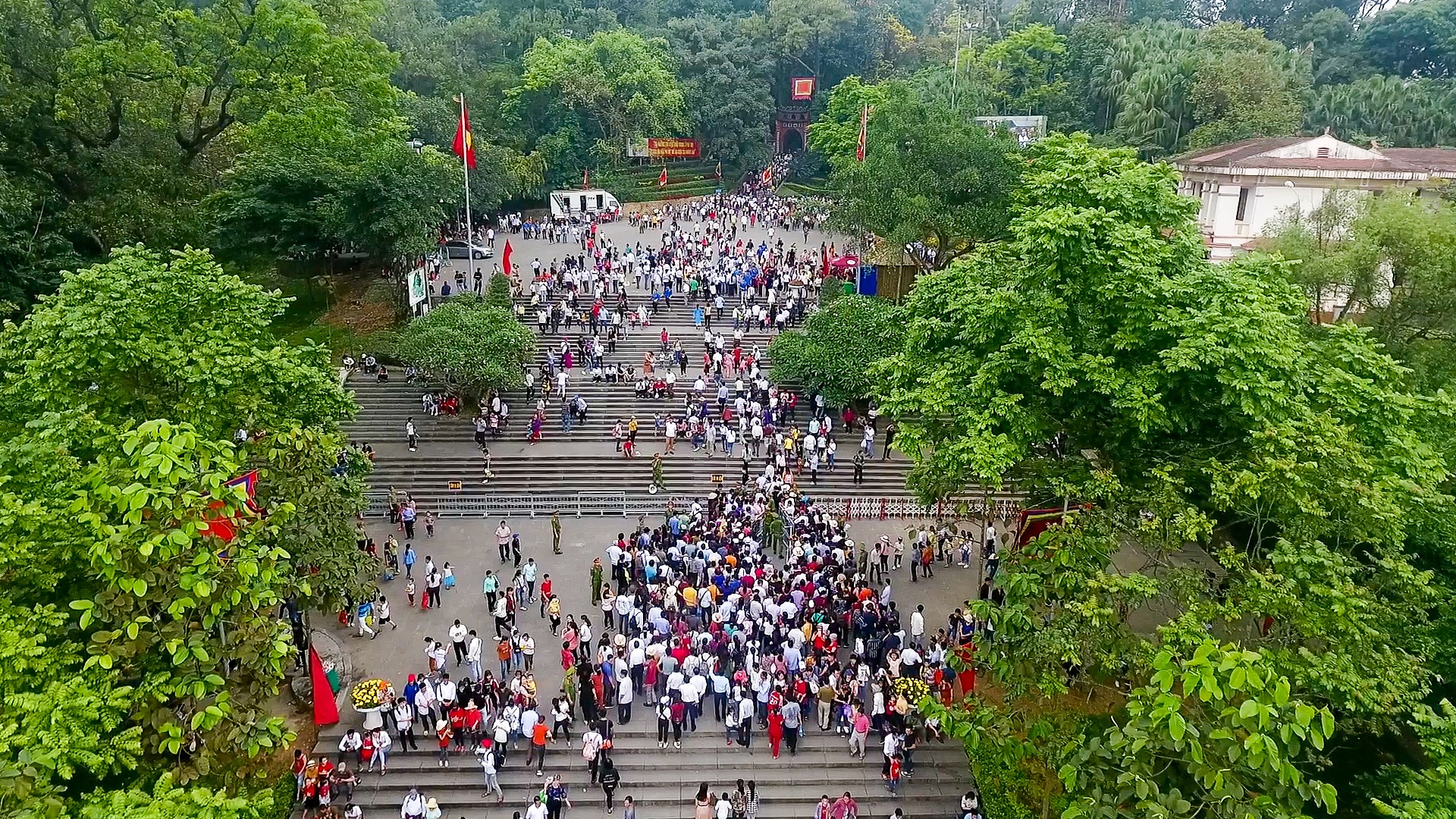 Biển người hành hương về Đền Hùng trước ngày Giỗ Tổ - 11 Biển người hành hương về Đền Hùng trước ngày Giỗ Tổ - 11