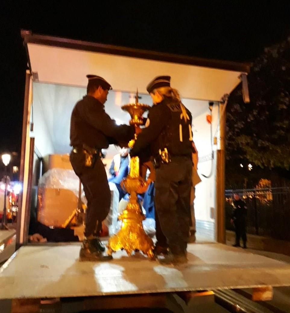 Cuộc chạy đua di dời cổ vật giữa đêm trong vụ cháy Nhà thờ Đức Bà Paris