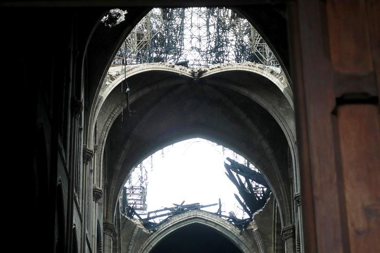 Nhà thờ Đức Bà Paris ngổn ngang, hư hại sau vụ hỏa hoạn kinh hoàng