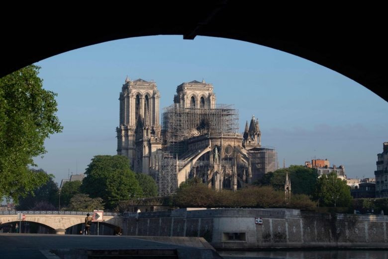 Tranh cãi dữ dội các khoản đóng góp hàng tỷ USD tái thiết Nhà thờ Đức Bà