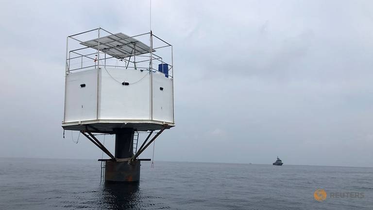 Thái Lan kêu gọi cặp đôi xây nhà nổi giữa biển ra đầu thú