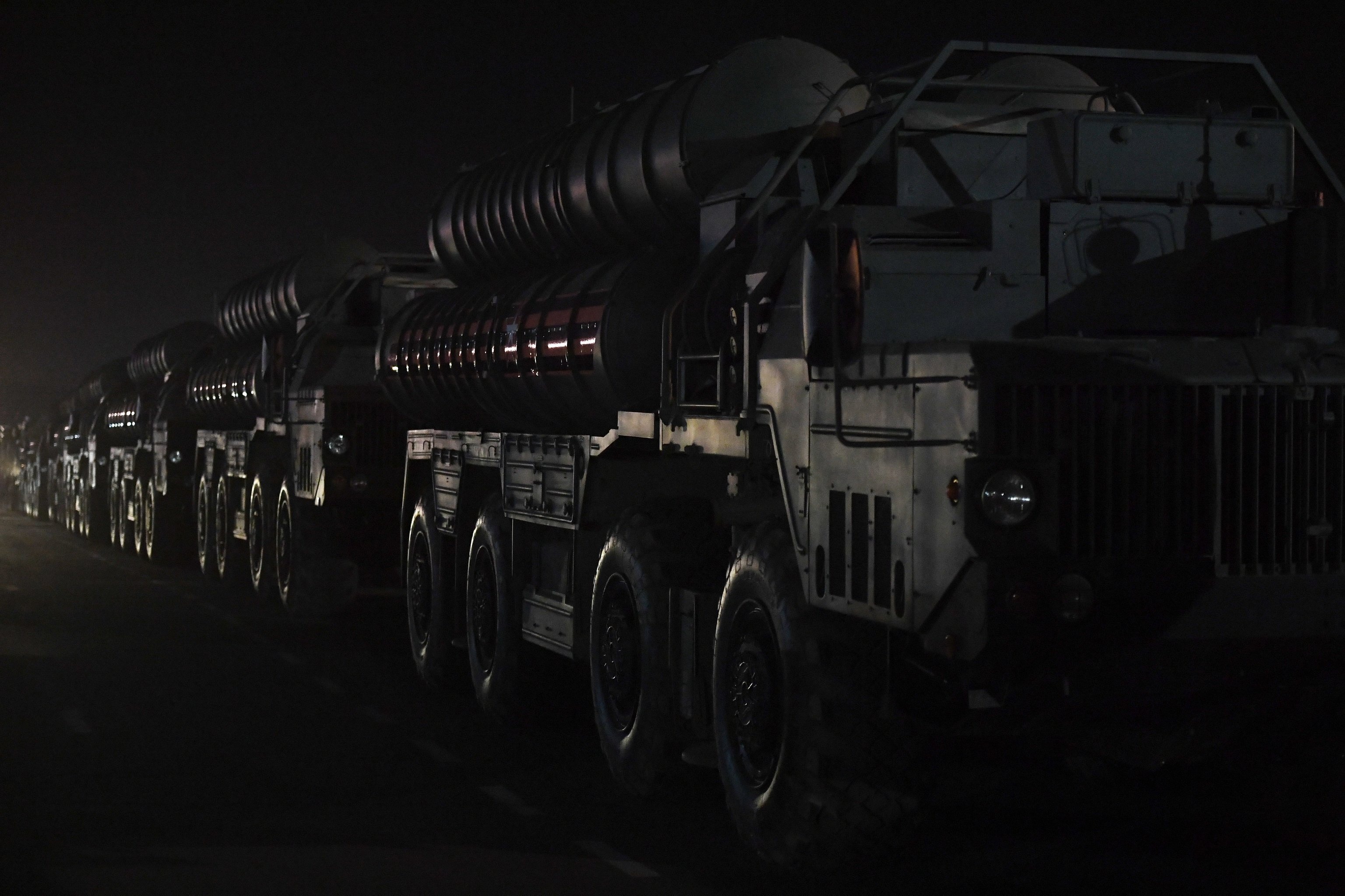 Xe quân sự Nga rầm rập đổ về Moscow