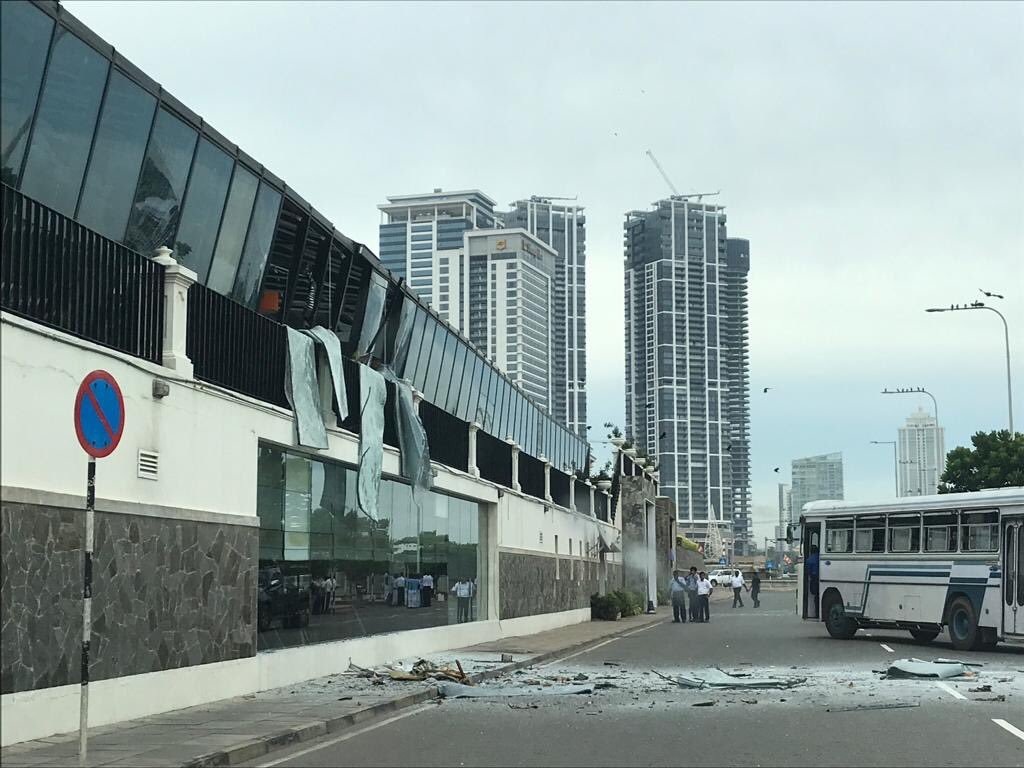 Hiện trường thảm kịch đánh bom khiến 160 người chết tại Sri Lanka