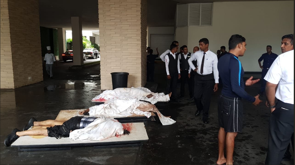 Hiện trường thảm kịch đánh bom khiến 160 người chết tại Sri Lanka