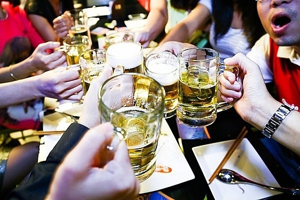 Mỗi người uống 470 chai bia một năm, Việt Nam đạt “quán quân” tiêu thụ bia rượu trên thế giới - 1