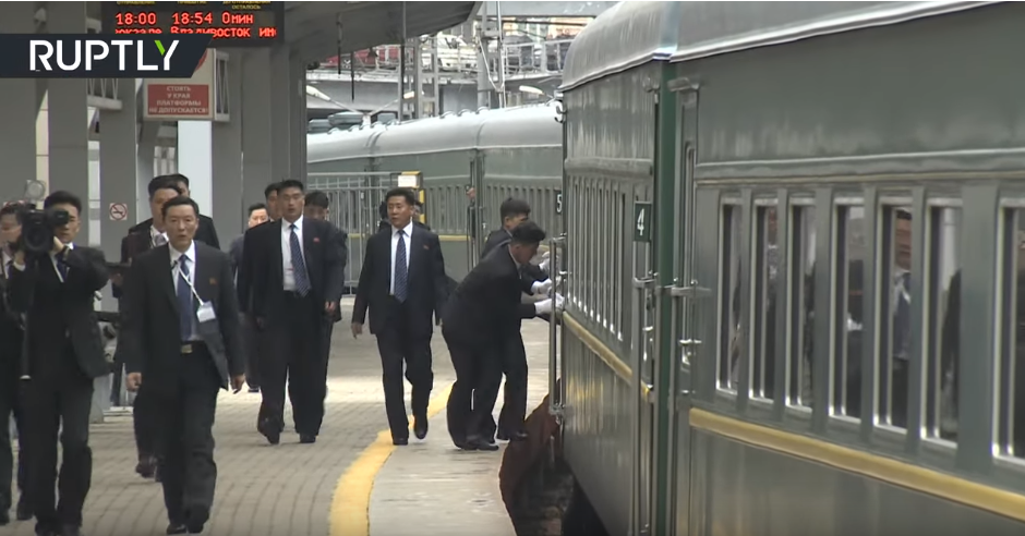 Đội cận vệ lau cửa tàu bọc thép, chạy bộ theo xe chở ông Kim Jong-un