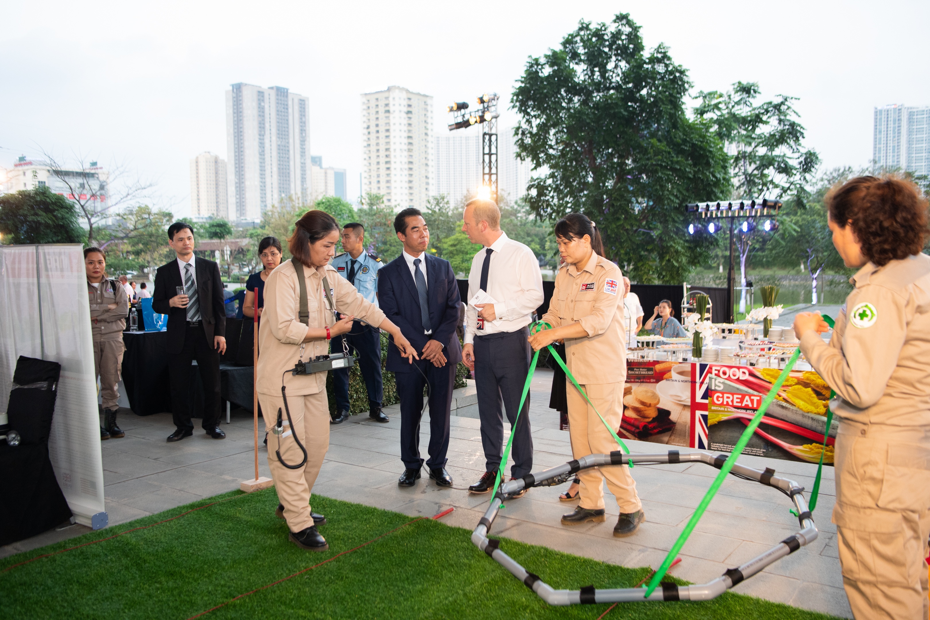 Đại sứ quán Anh tổ chức tiệc sinh nhật thứ 93 của Nữ Hoàng