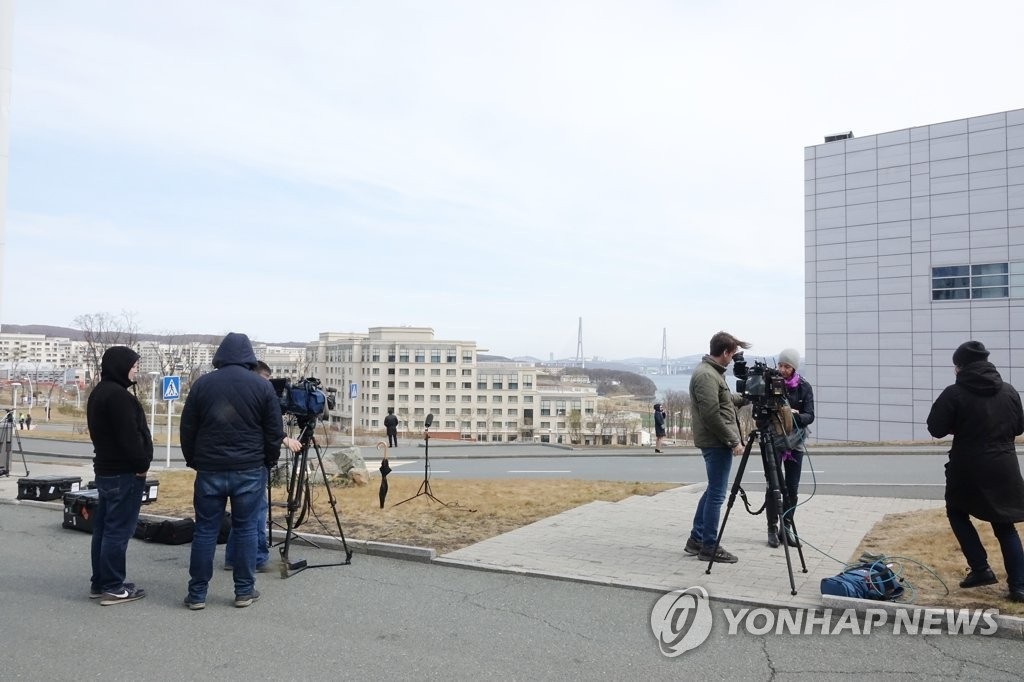 Ông Putin lần đầu gặp ông Kim Jong-un, ủng hộ Triều Tiên bình thường hóa quan hệ với Mỹ