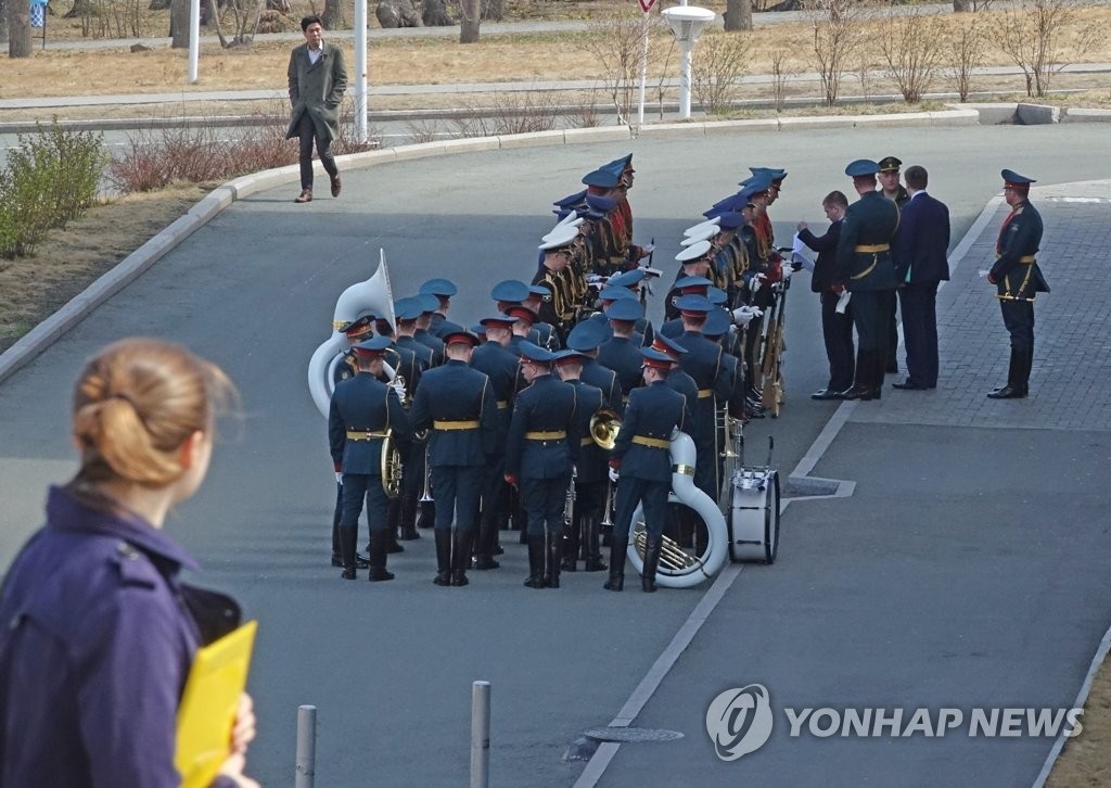 Ông Putin lần đầu gặp ông Kim Jong-un, ủng hộ Triều Tiên bình thường hóa quan hệ với Mỹ