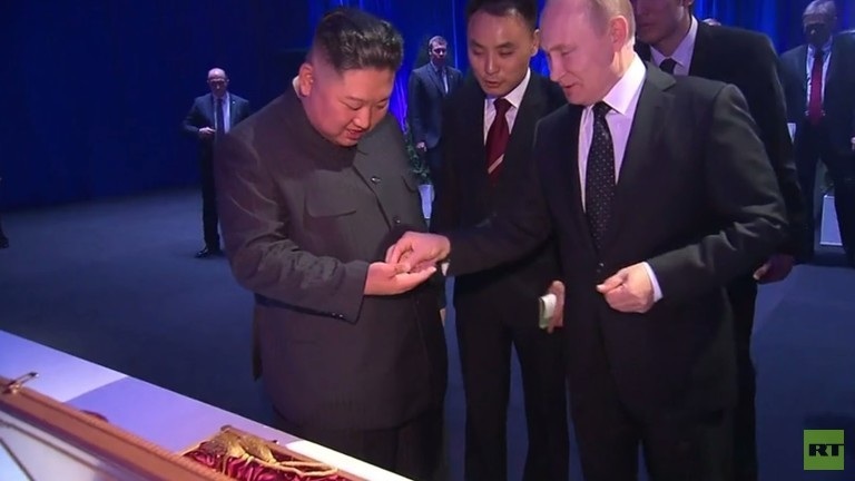 Ông Putin và ông Kim Jong-un tặng nhau bảo kiếm
