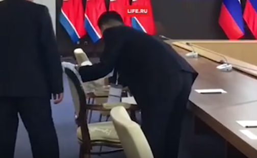 “Lá chắn sống” bảo vệ ông Kim Jong-un “như hình với bóng” tại Nga