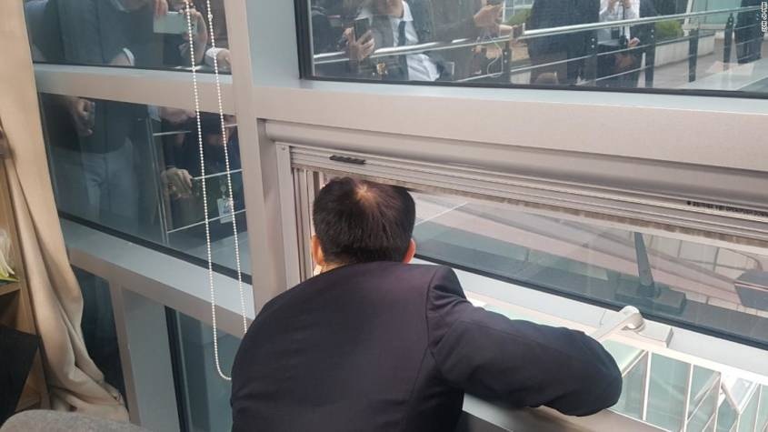 Nghị sĩ Hàn Quốc họp báo qua cửa sổ vì bị đối thủ giam trong phòng