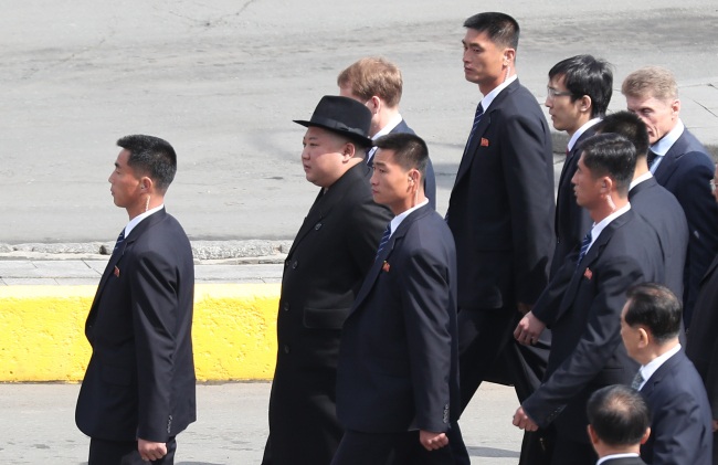 “Lá chắn sống” bảo vệ ông Kim Jong-un “như hình với bóng” tại Nga