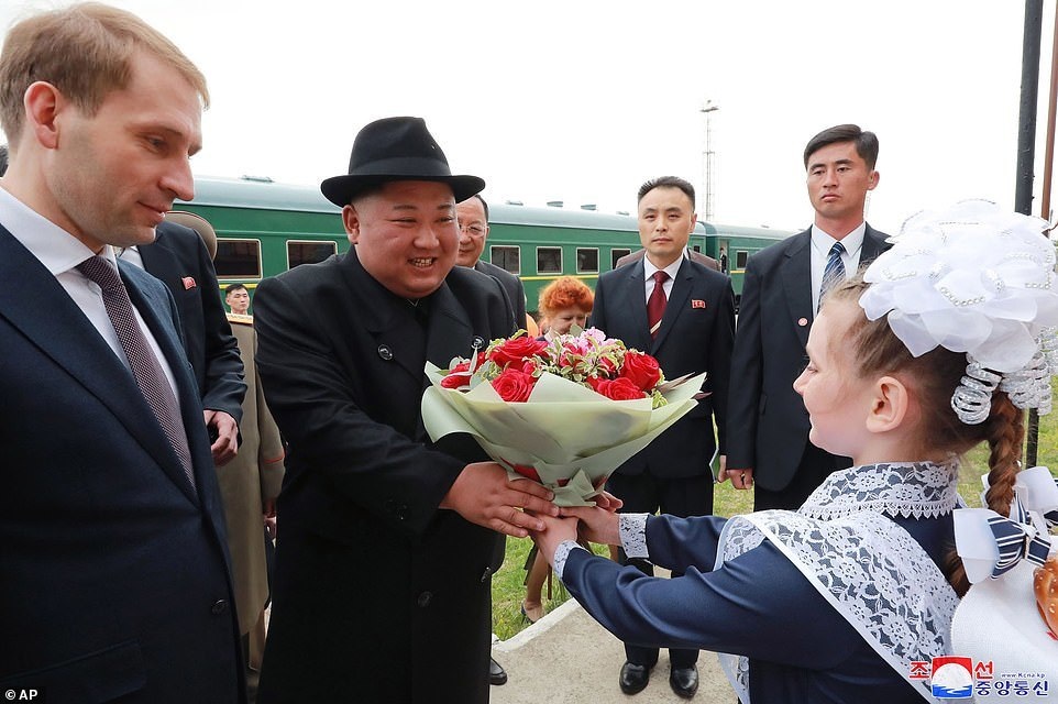 “Lá chắn sống” bảo vệ ông Kim Jong-un “như hình với bóng” tại Nga