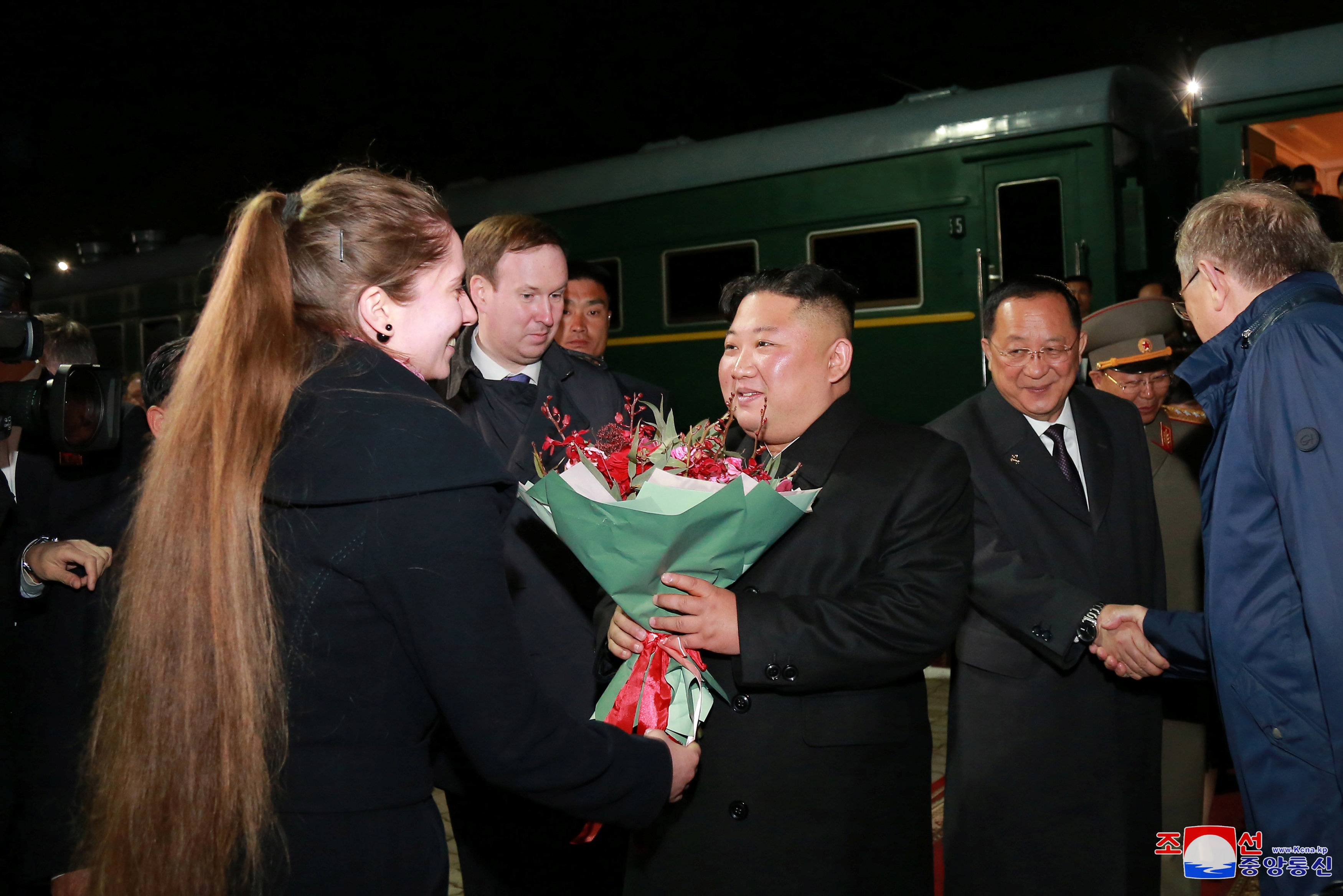 Người Triều Tiên vẫy cờ hoa chào đón ông Kim Jong-un về nước