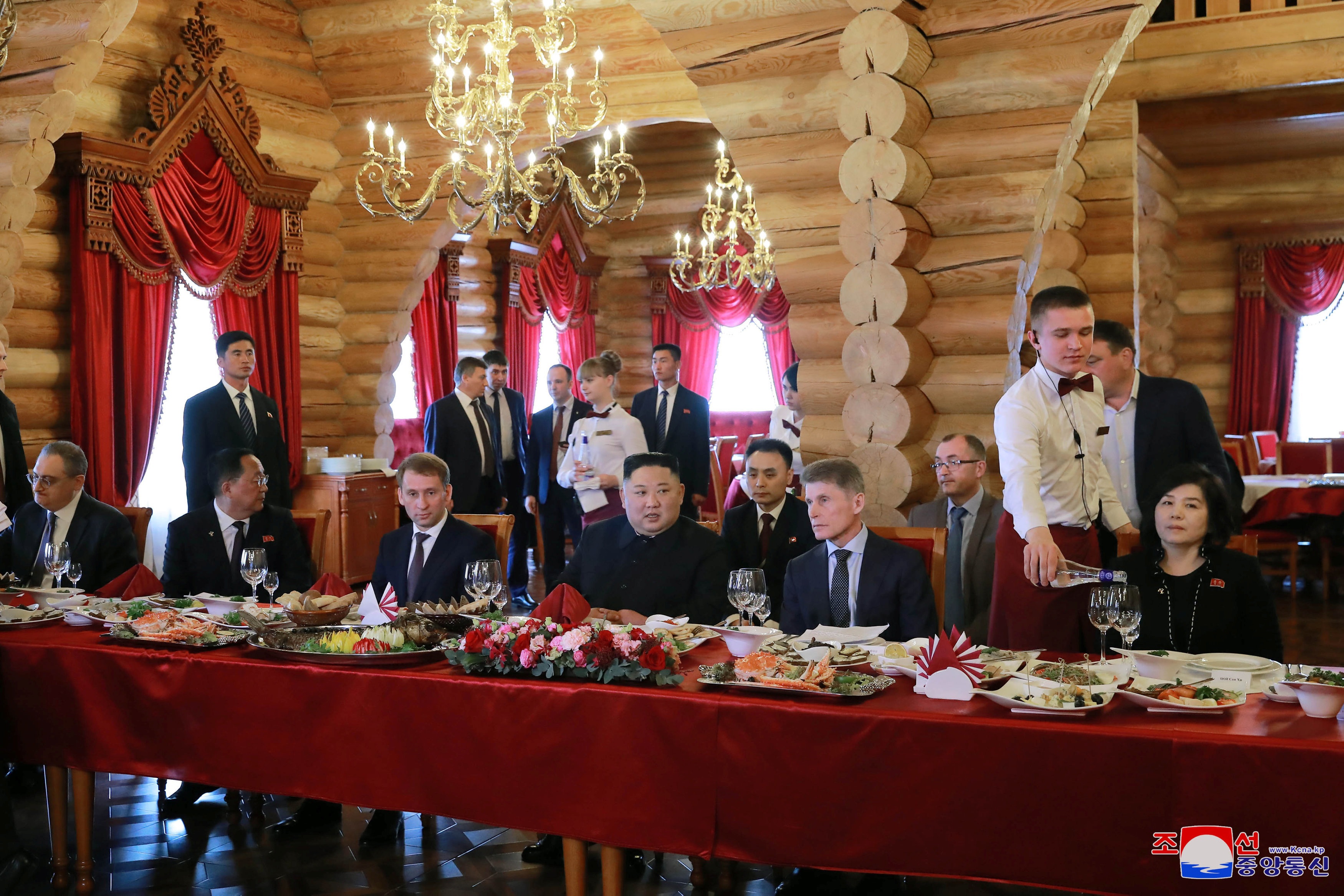 Người Triều Tiên vẫy cờ hoa chào đón ông Kim Jong-un về nước