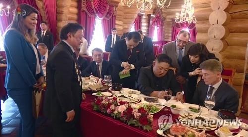 Triều Tiên chiếu phim tài liệu về thượng đỉnh Kim - Putin