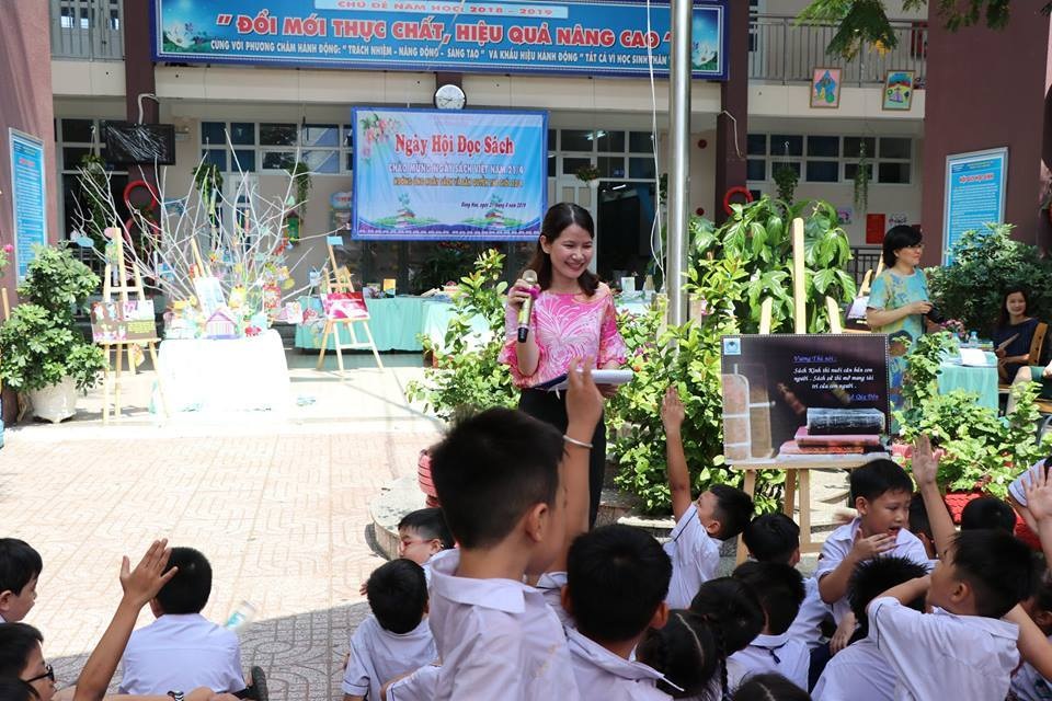 Cô hiệu trưởng làm mọi cách ép học trò đọc sách - 5 Cô hiệu trưởng làm mọi cách ép học trò đọc sách - 5