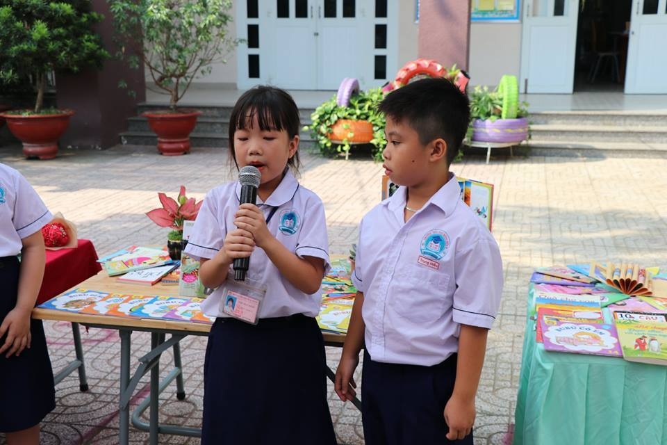 Cô hiệu trưởng làm mọi cách ép học trò đọc sách - 4 Cô hiệu trưởng làm mọi cách ép học trò đọc sách - 4