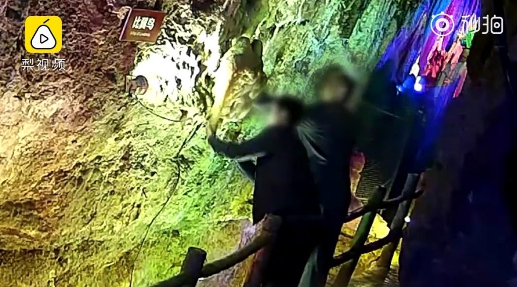 Du khách Trung Quốc ngang nhiên bẻ thạch nhũ triệu năm tuổi làm quà lưu niệm