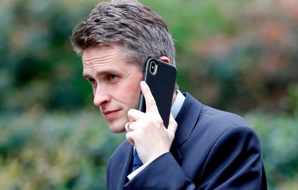 Cuộc gọi 11 phút khiến Bộ trưởng Quốc phòng Anh mất chức