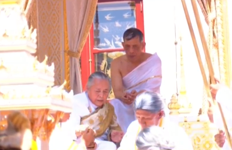 Quốc vương Thái Lan thực hiện nghi lễ đăng quang