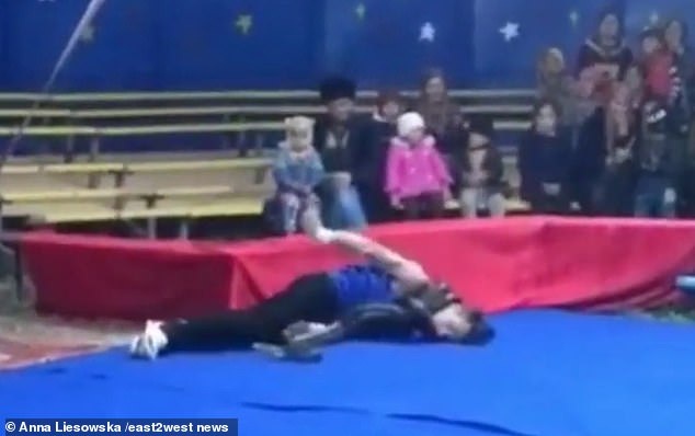 Nga: Trăn siết cổ khiến diễn viên xiếc ngã gục xuống sàn