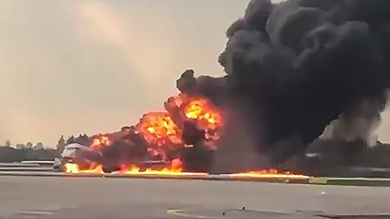 Nguyên nhân khả nghi khiến máy bay Nga lao thẳng xuống đường băng làm 41 người chết