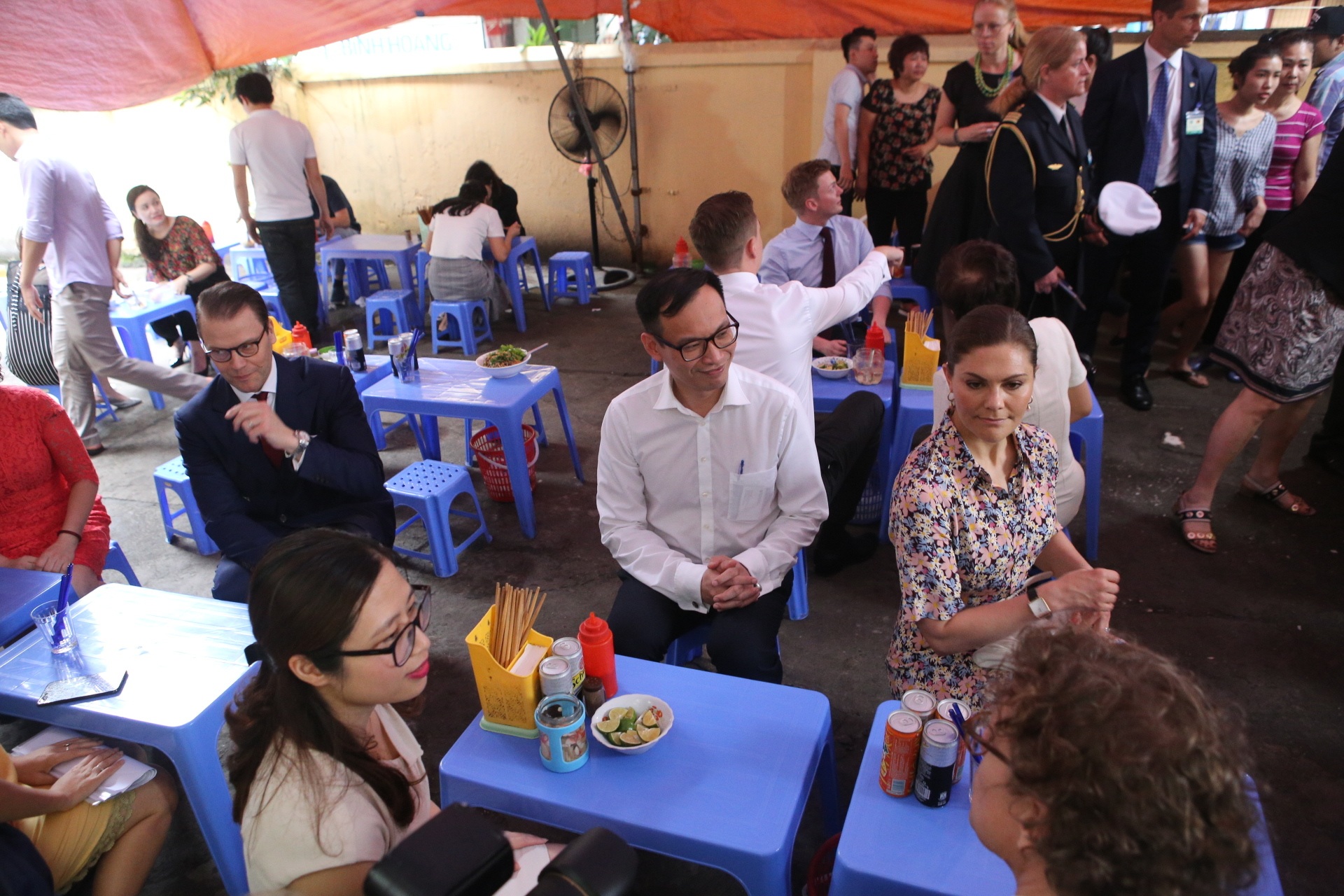 Công chúa Thụy Điển thưởng thức bún bò Nam Bộ tại quán ăn bình dân