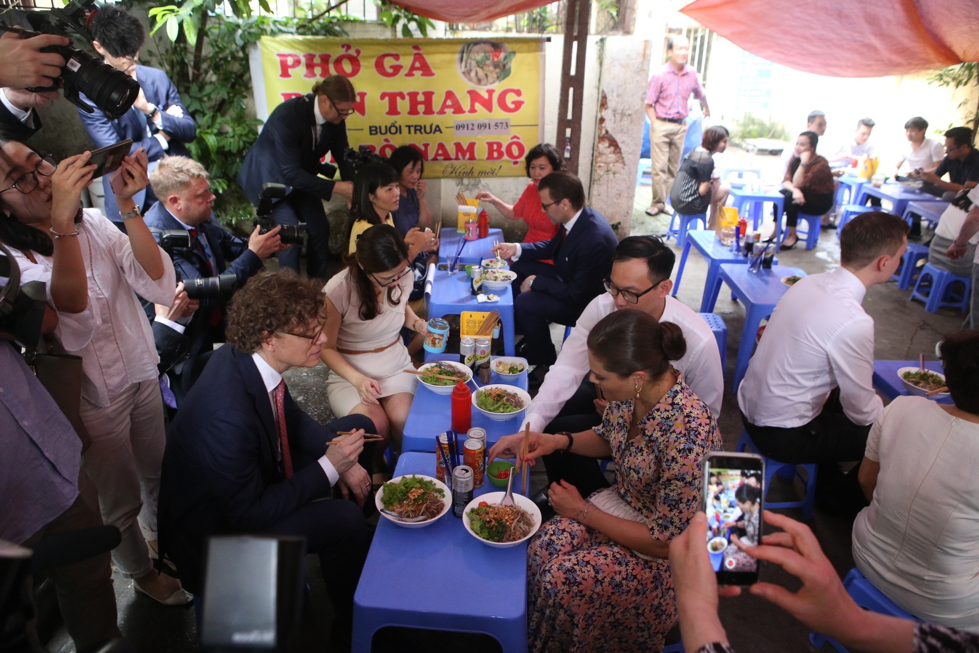 Công chúa Thụy Điển thưởng thức bún bò Nam Bộ tại quán ăn bình dân