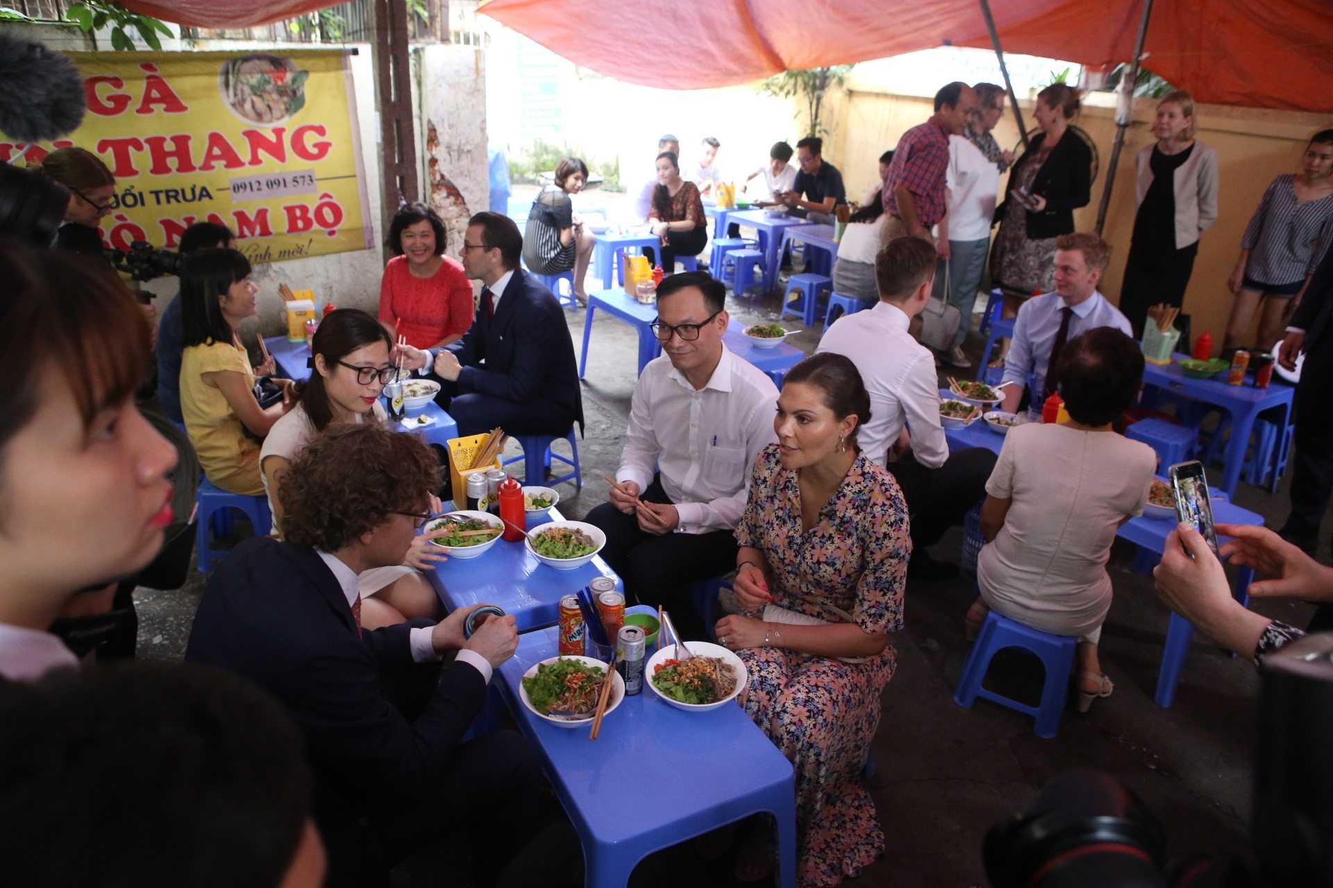 Công chúa Thụy Điển thưởng thức bún bò Nam Bộ tại quán ăn bình dân