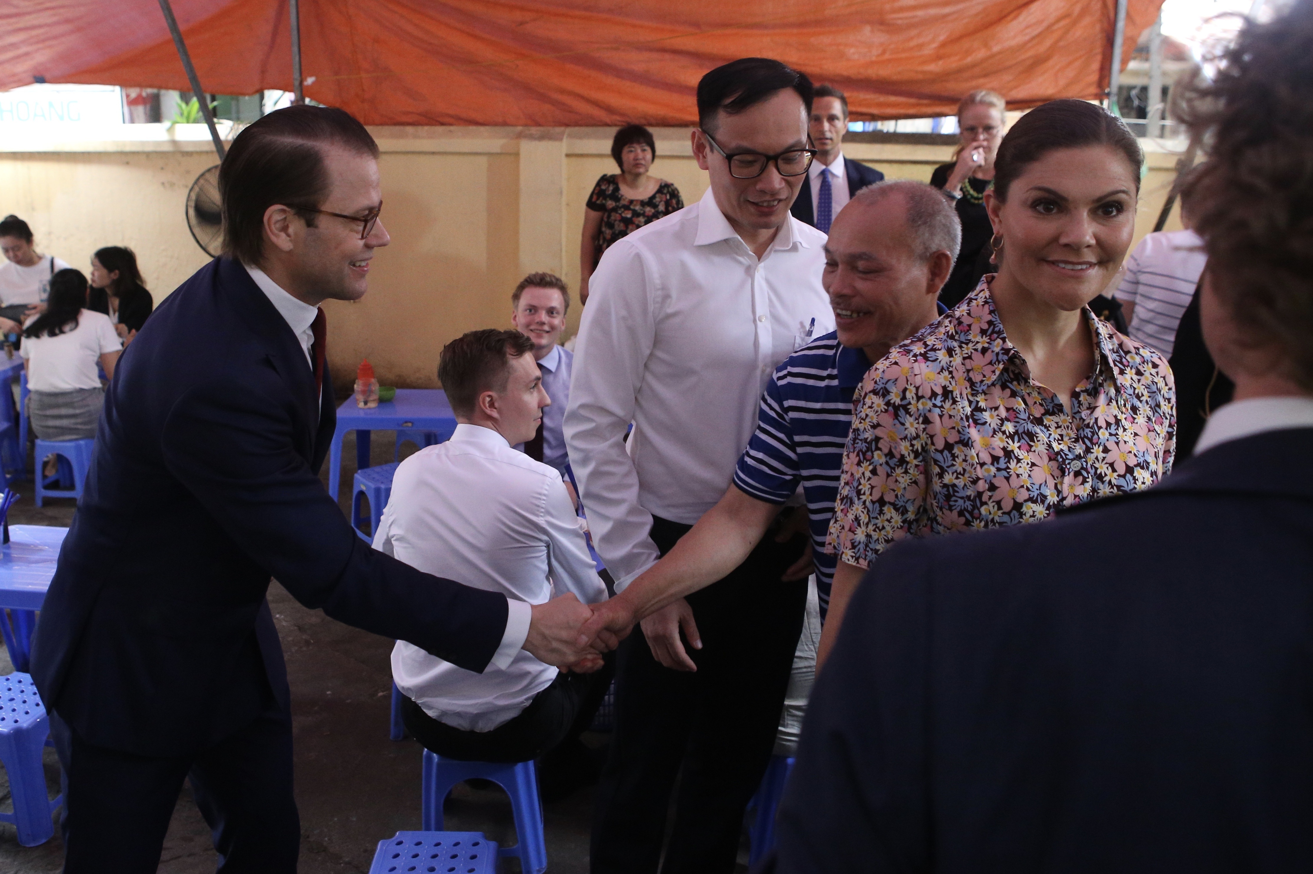 Công chúa Thụy Điển thưởng thức bún bò Nam Bộ tại quán ăn bình dân