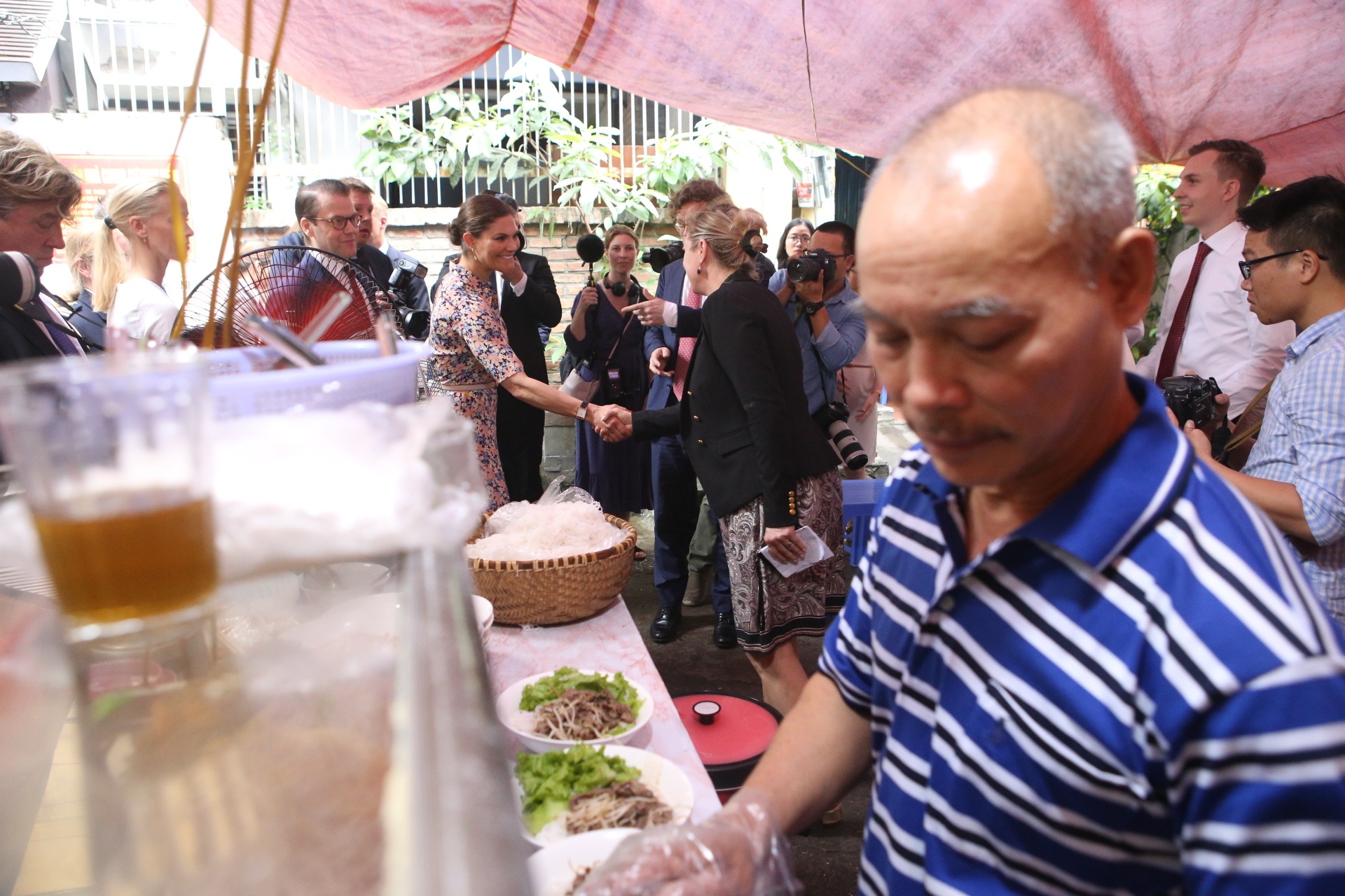 Công chúa Thụy Điển thưởng thức bún bò Nam Bộ tại quán ăn bình dân