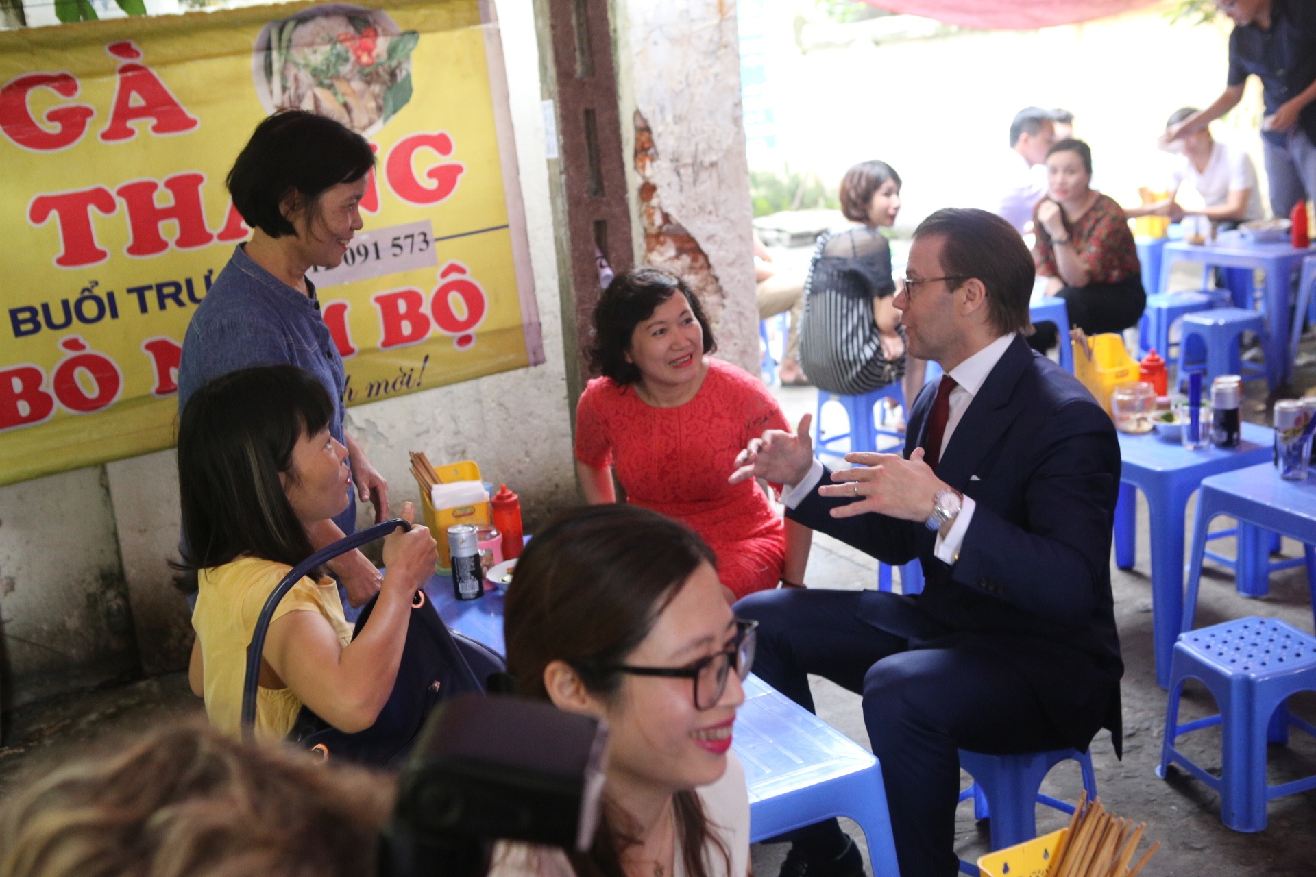 Công chúa Thụy Điển thưởng thức bún bò Nam Bộ tại quán ăn bình dân