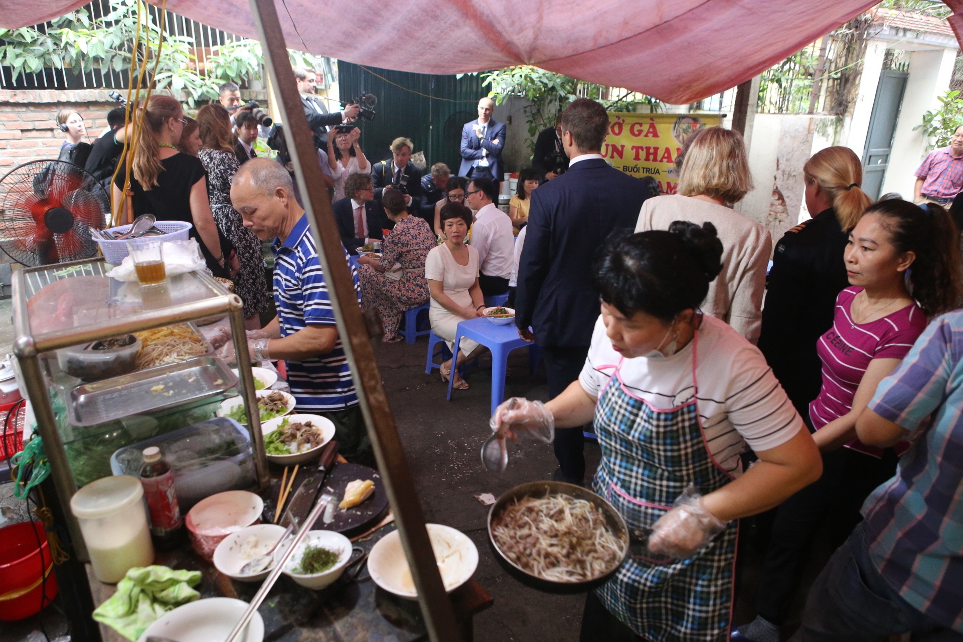 Công chúa Thụy Điển thưởng thức bún bò Nam Bộ tại quán ăn bình dân