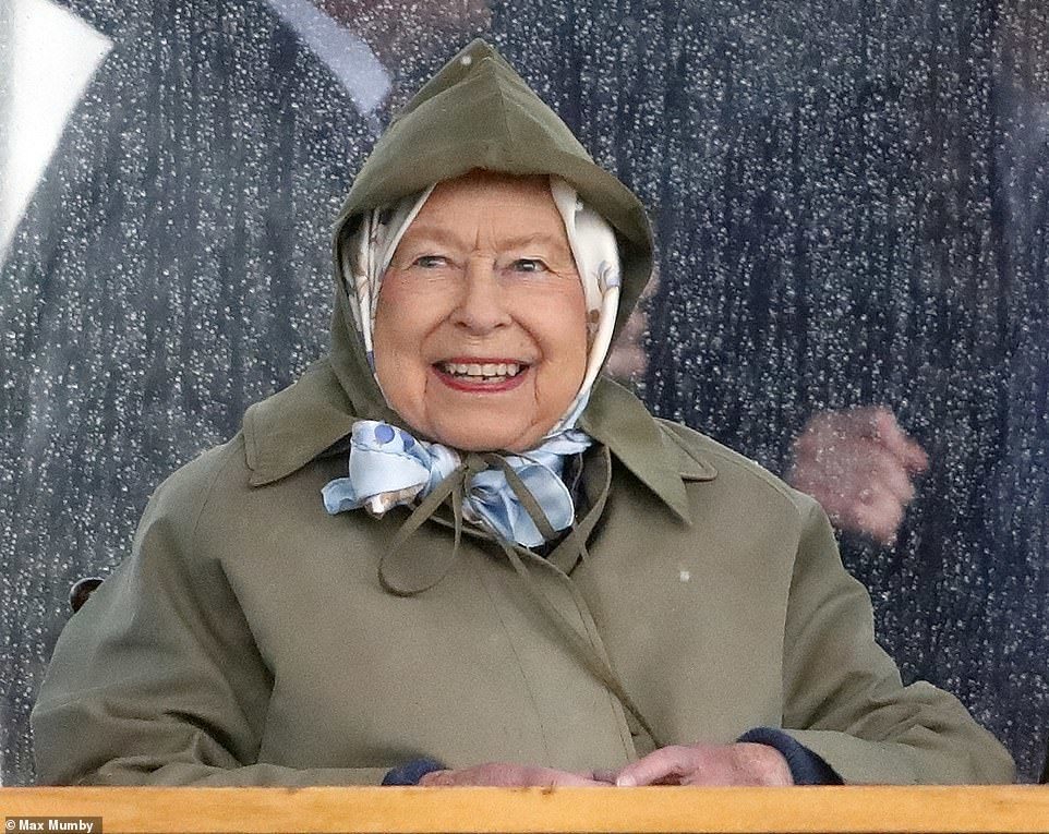 Con trai vợ chồng Hoàng tử Harry lần đầu xuất hiện trước công chúng