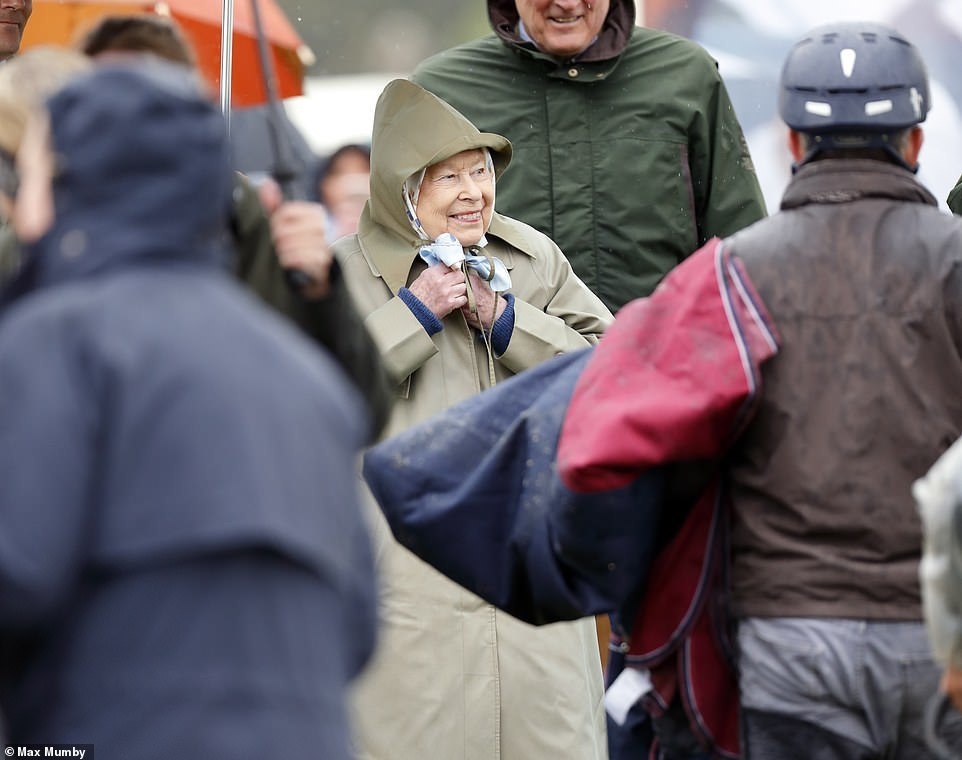 Con trai vợ chồng Hoàng tử Harry lần đầu xuất hiện trước công chúng